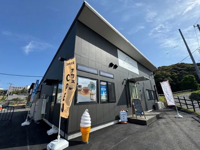 のぼりはためくカフェ棟
